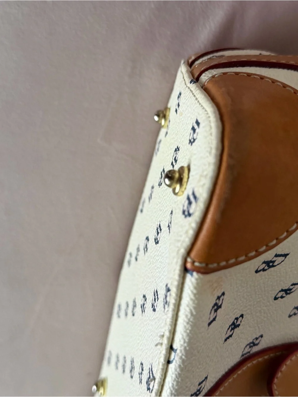 Dooney & Bourke clean interior✨